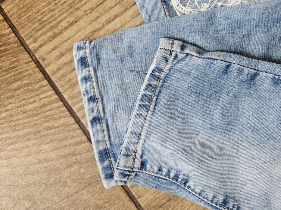 Dżinsowe damskie spodnie z nadrukiem