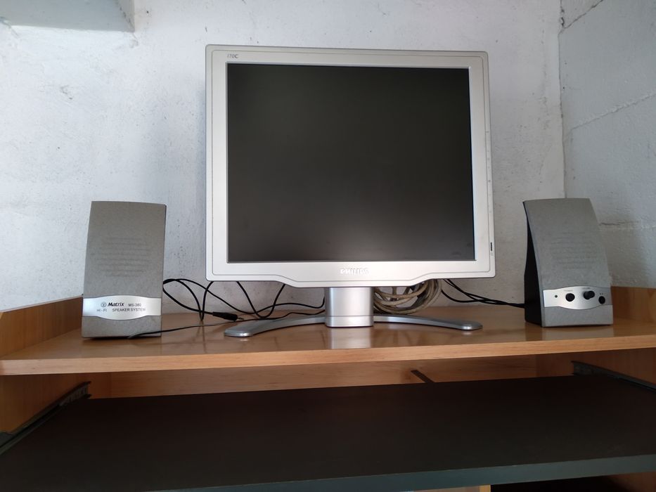 Computador de secretária.