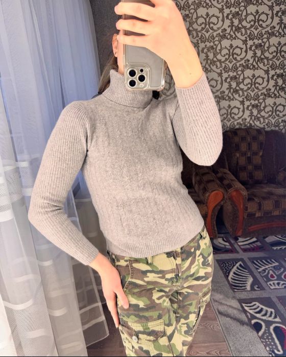 Сірий светрик жіночий