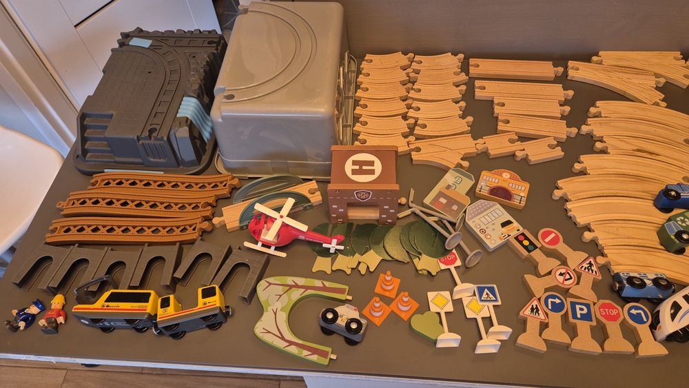 2 x różne zestawy kolejki drewniane