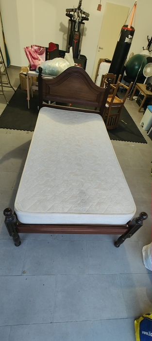 Cama solteiro + escrivaninha
