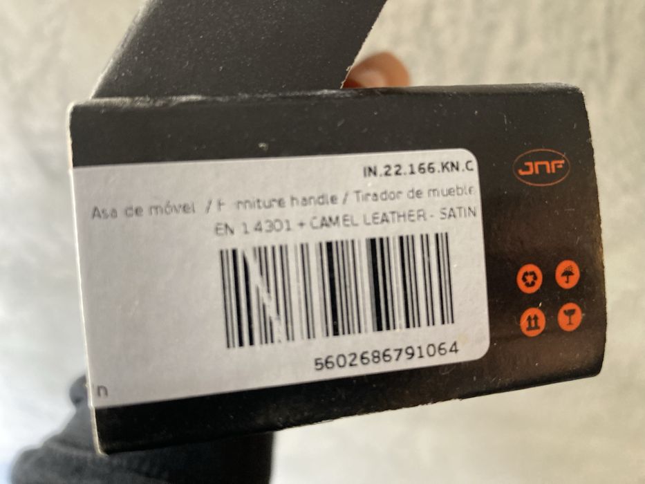 Puxador inox com tira em pele da JNF 70x22mm