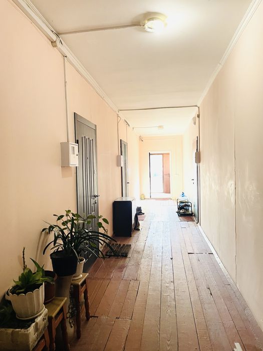 Продається  квартира в приватному будинку одноповерховому є генератор)