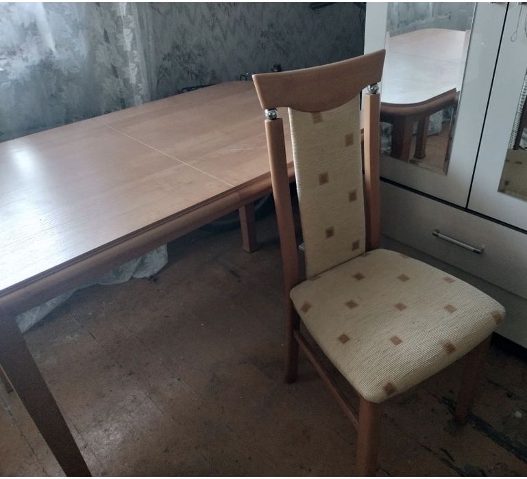 Stół i cztery krzesła