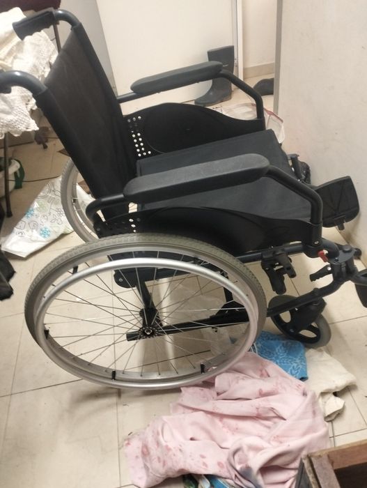 Cadeira de rodas como nova