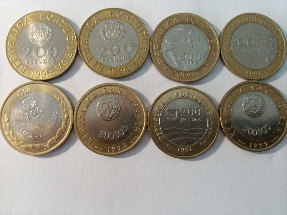 Varias moedas e notas Portuguesas e Estrangeiras de coleção