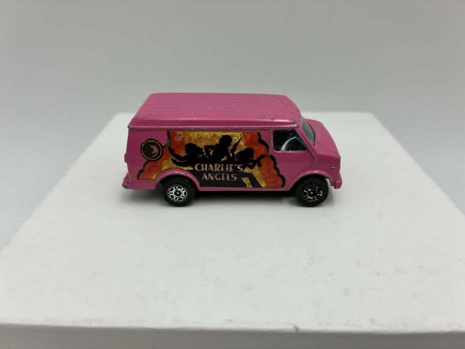 Corgi juniors Chevrolet Van Aniołki Charliego film nr 434 Charlie's Angels pink