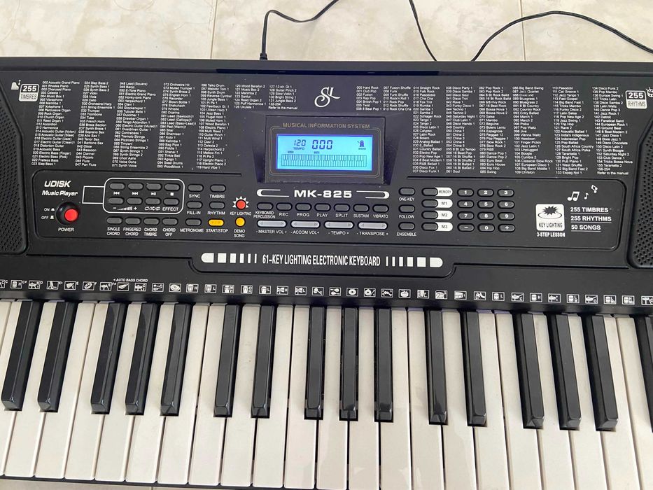 Teclado Musical - 61-KEY Lighting electrionic keyboard MK-825 - Ótimo Estado