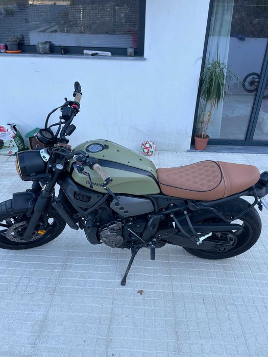 XSR 700 com estilo Cafe-racer/militar
