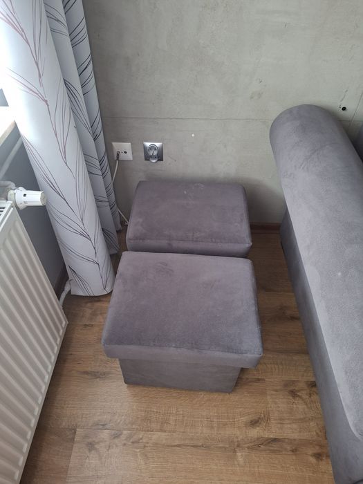 Sofa rozkładana szara z pufami