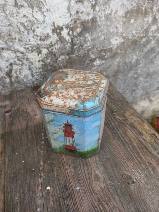 lata antiga com desenho de farol