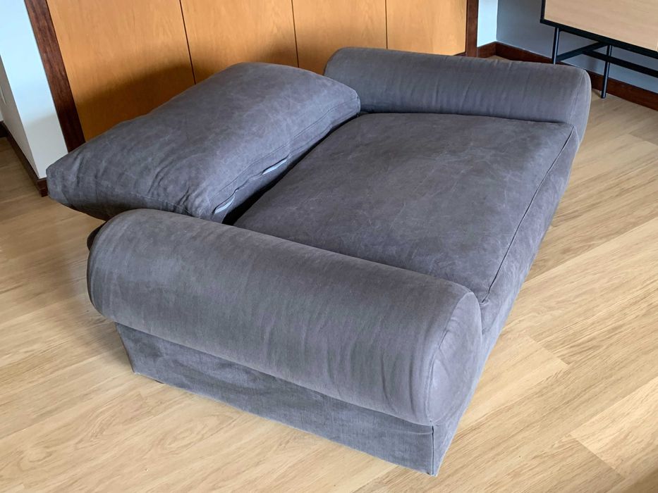 Poltrona, sofá de corpo e meio com pousa pés.