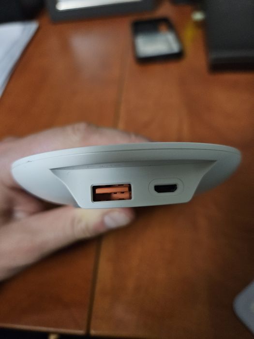 Powerbank bezprzewodowy z stacja dokująca