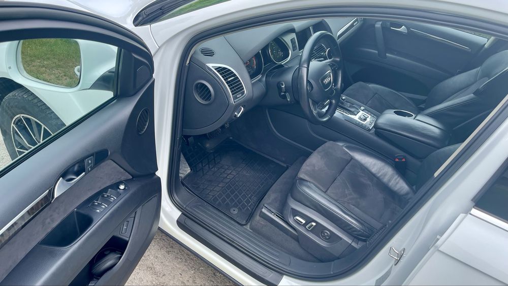 Автомобиль AUDI Q7