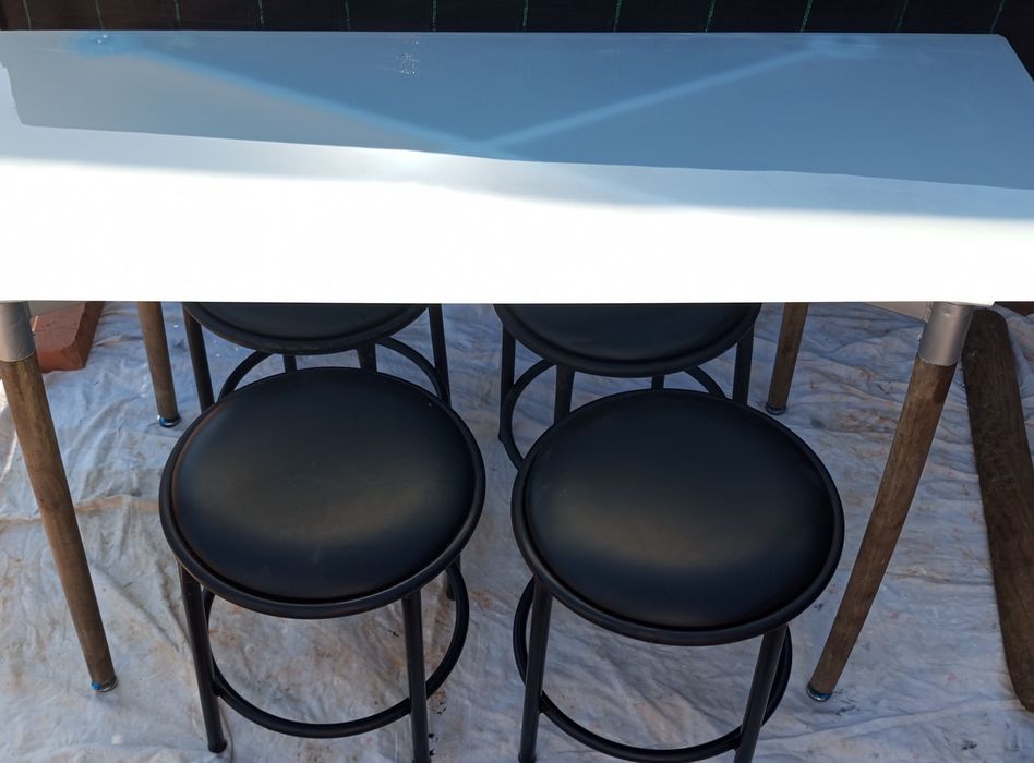 Conjunto de mesa e bancos de cozinha