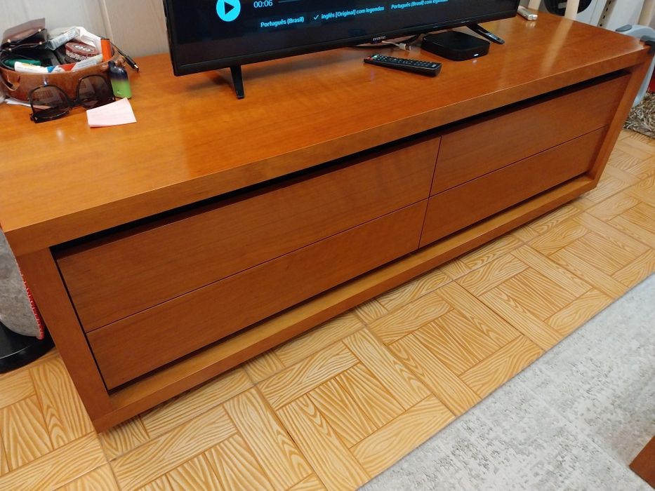 Conjunto de Mobiliário em Madeira de Cerejeira