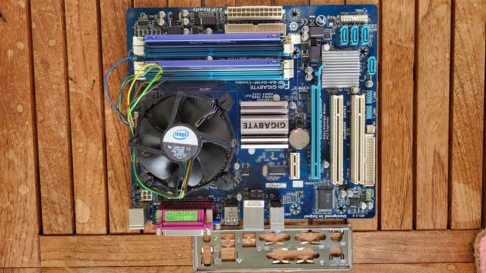 GIGABYTE GA-G41M com Intel Core2 Quad 2.6 Q9450 com 8Gb RAM DDR3