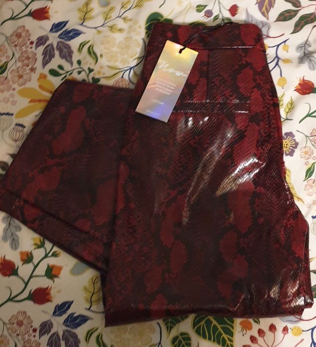 Calças em pele vermelha e preto