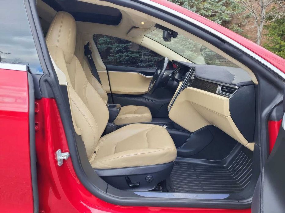Tesla Model S P85D      2015