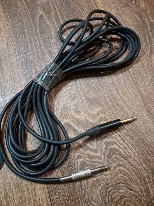 Чохол для електрогітара, струни, ремінь, шнур.