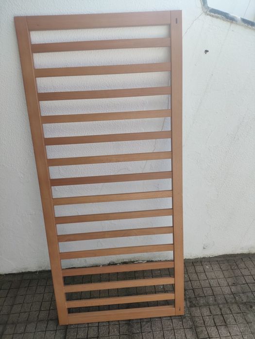 Estrado de cama de bebê usado em boas condições