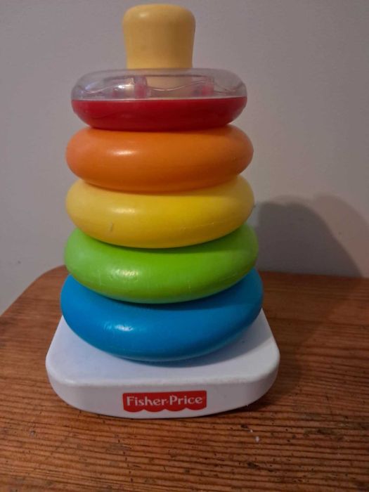 dwie zabawki fischer price piramidka i klocki