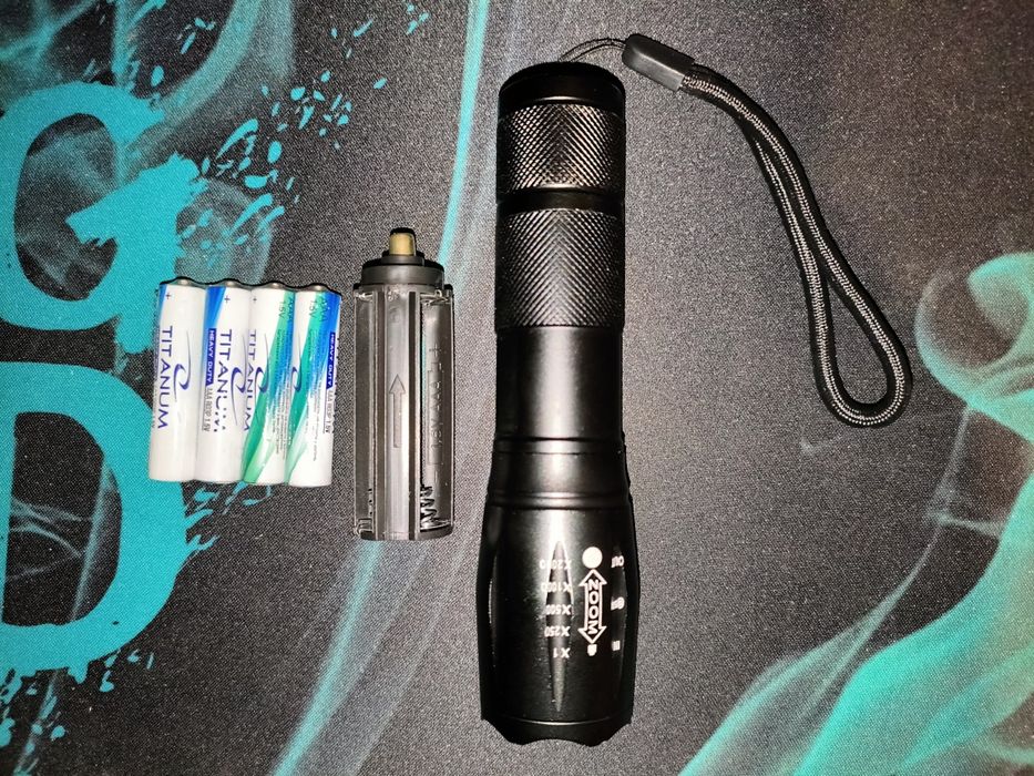 Продам новый полицейский фонарь с зумом! + батарейки в комплекте!