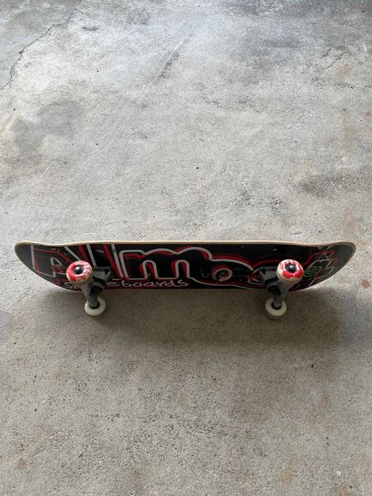 Skate usado em bom estado- pouco uso, pronto a andar.