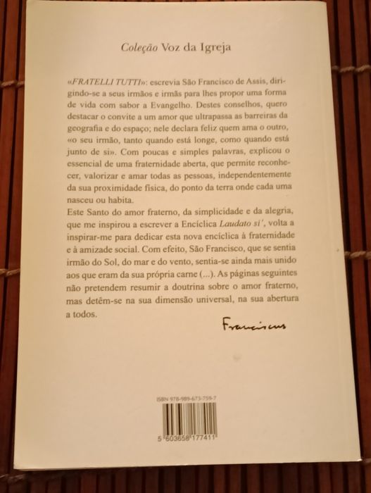 Livro, crucifixo em casca de carvalho ( cortiça) e metal