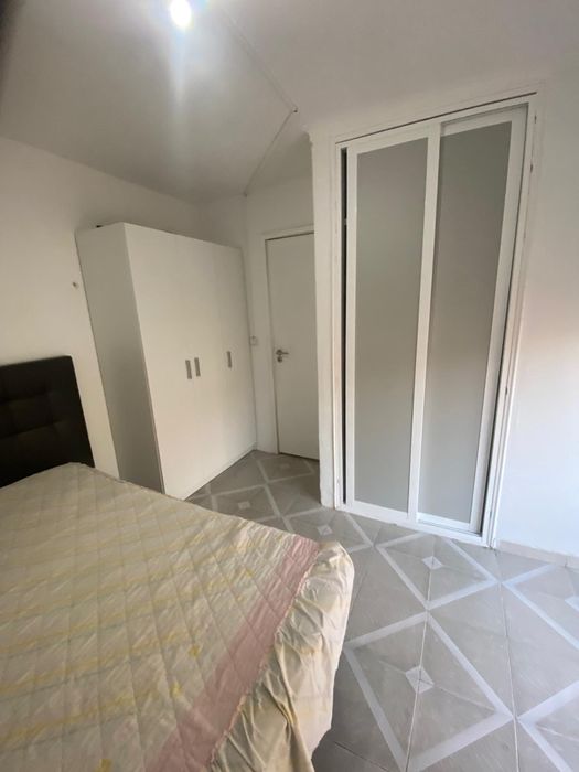 Aluga-se quarto nas Mercês