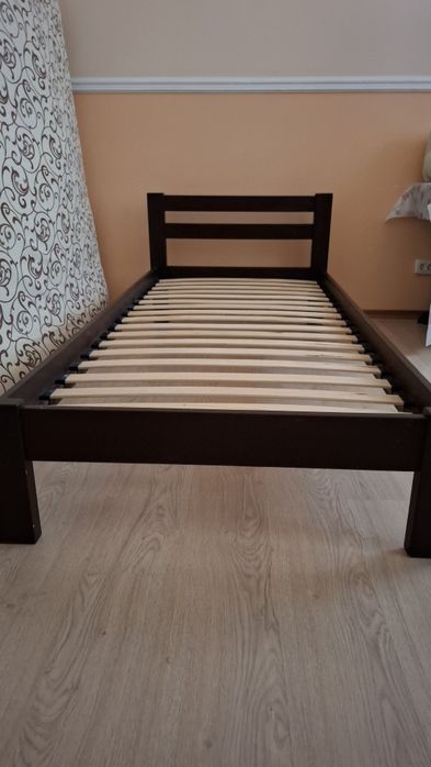 Деревянная кровать