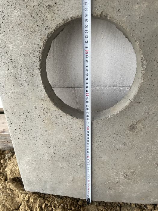 Płyra betonowa przykrywa komina