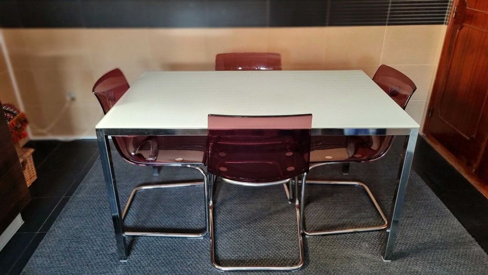 Conjunto IKEA: Mesa Vidro + 4 Cadeiras Vinho – Moderno e Compacto