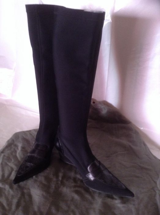 Botas pretas altas da Charles número 36