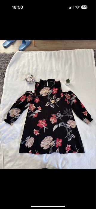 Sukienka z odkrytymi ramionami