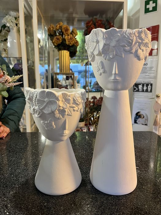 Conjunto de duas jarras decorativas em cerâmica