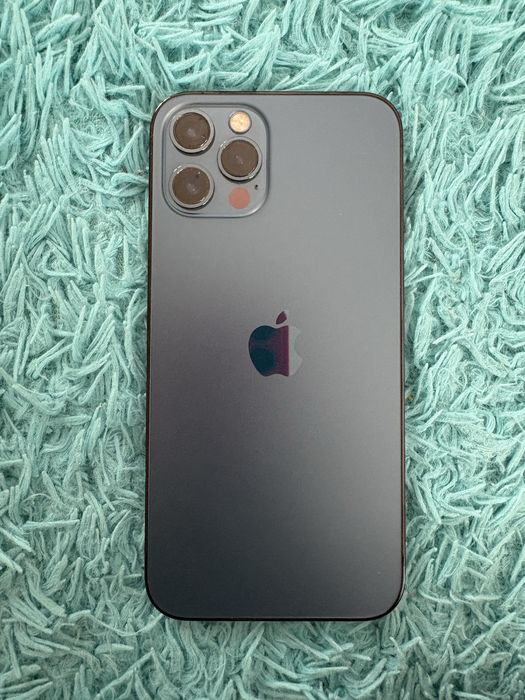 Айфон 12про, в подарунок чехли