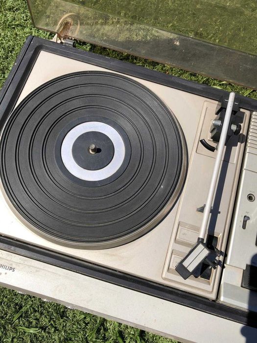 Gira discos com duas colunas.