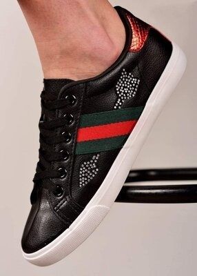 Жіночі мокасини.