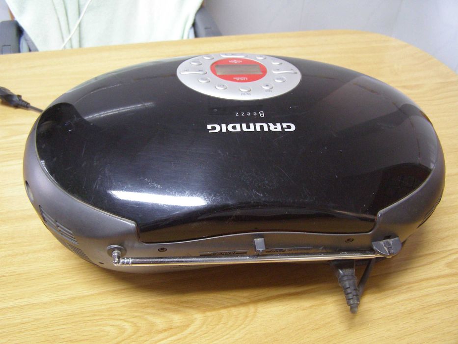 Rádio portátil - marca GRUNDIG  Beezz 6800/DEC/A