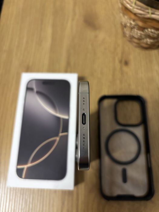 Iphone 16 pro na gwarancji, idealny stan, naturalny tytan