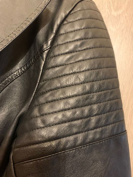 Płaszcz czarny z imitacji skóry z paskiem ocieplany L z futerkiem