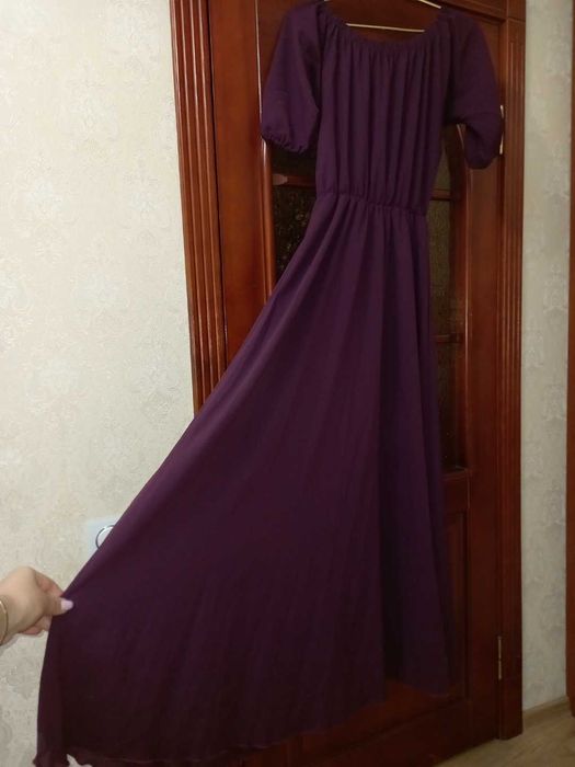 Довга вечірня сукня