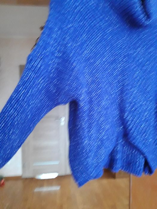 Sweter z akrylu z srebrną nitką.