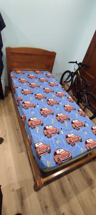 2 Camas de solteiro de madeira.