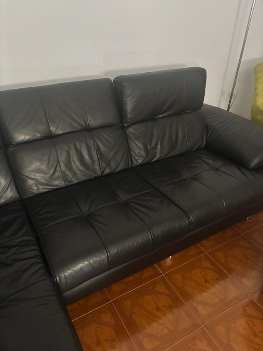 Sofá preto de cabedal