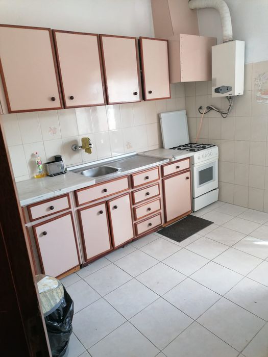 Quarto de casal grande ou solteiro em vivenda zona de camarate loures