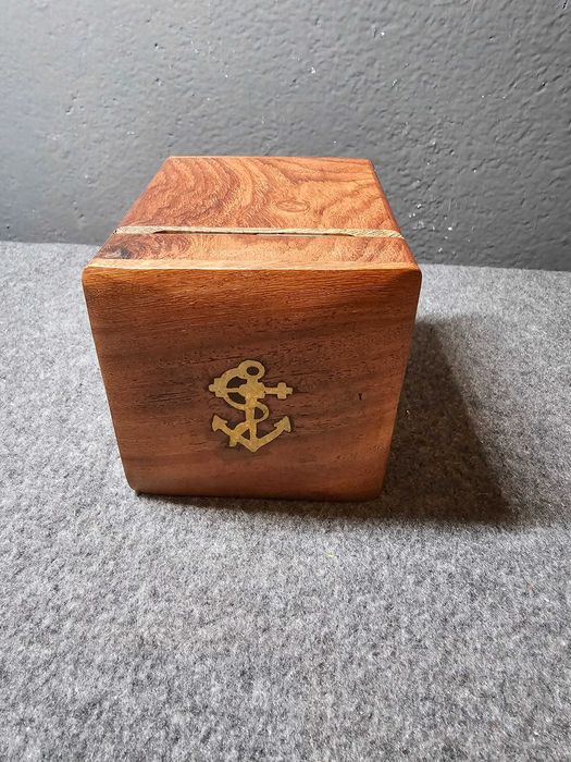 Zegar soczewkowy w drewnianym pudełku