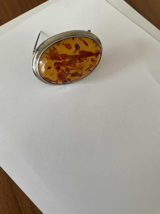 Broszka srebrna z bursztynem