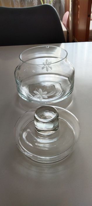 Szklana rzeźbiona salaterka